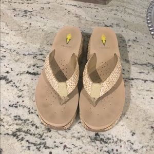 Like new Volatile Flip flop sandals Sz 9